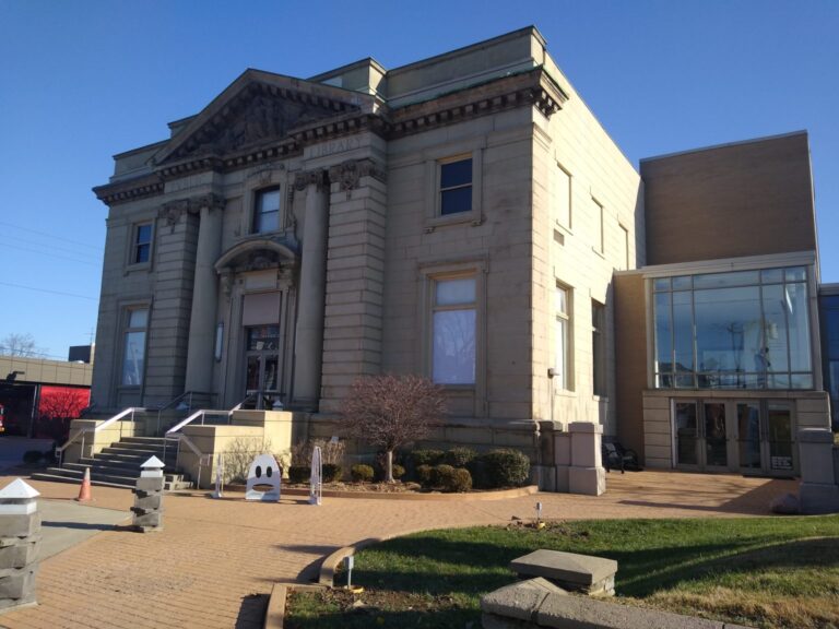 Close-up photo of the Carnegie in Covington, Kentucky, a Beaux-Arts style building constructed in 1904.